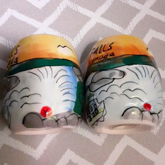 Ridiculous Niagra falls kitsch salt and pepper shakers - Picture 2 of 4